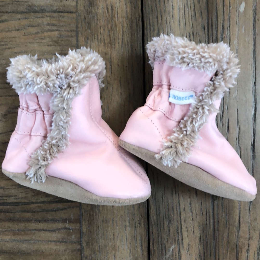 Robeez pink lined baby boots. Size 0-6 months.